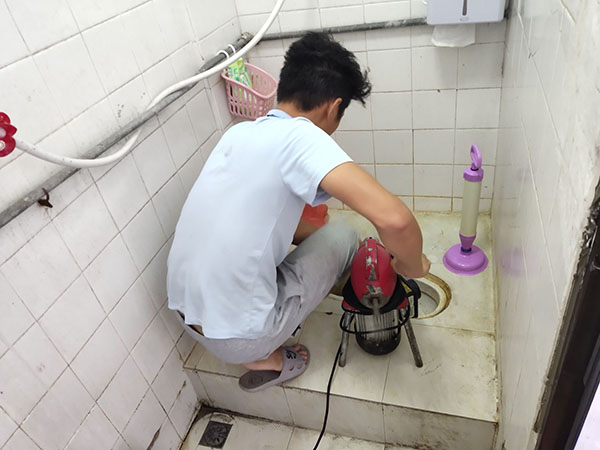 赫章管道堵塞冒臭气 专业师傅现场解决问题