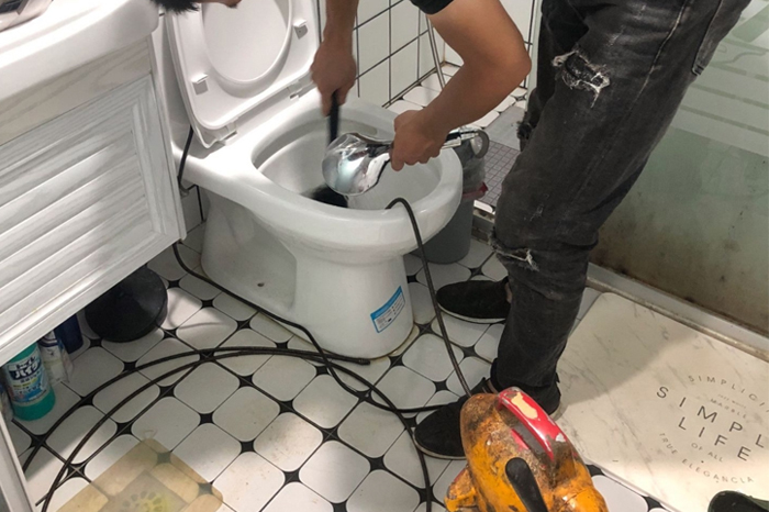 赫章马桶堵塞自己疏通还是找师傅?专业上门服务让你省时更省心
